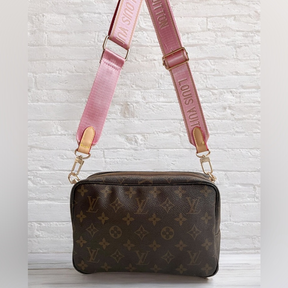 Louis Vuitton Monogram Pouch Crossbody 💖 - Picture 6 of 15